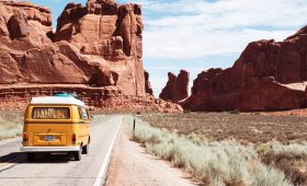 découvrez l'aventure ultime avec notre guide sur les road trips ! des itinéraires pittoresques aux conseils pratiques, préparez-vous à explorer des paysages époustouflants et à vivre des moments inoubliables sur la route.