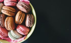 découvrez une variété irrésistible de desserts savoureux qui raviront vos papilles. des douceurs classiques aux créations modernes, laissez-vous tenter par des recettes faciles à réaliser et des astuces pour impressionner vos invités avec des délices sucrés.