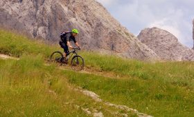 découvrez les meilleurs sentiers de vtt pour les amateurs de sensations fortes ! explorez des paysages époustouflants et défiez votre agilité sur des parcours adaptés à tous les niveaux. que vous soyez débutant ou expert, trouvez l'adrénaline sur nos pistes de vélo de montagne.