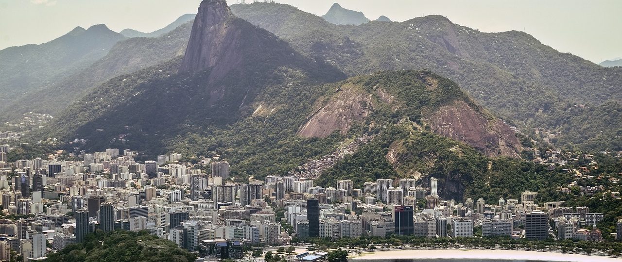 découvrez le brésil, un pays vibrant aux paysages époustouflants, riche en culture, musique et traditions. explorez ses plages paradisiaques, sa biodiversité unique et sa gastronomie savoureuse, tout en vivant des expériences inoubliables au cœur de l'amazonie et des villes iconiques comme rio de janeiro et são paulo.