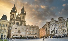 découvrez prague, la magique capitale de la république tchèque, réputée pour son architecture gothique, son riche patrimoine historique et ses charmants quartiers. explorez le célèbre château de prague, le pont charles et profitez de la vie nocturne animée de cette destination incontournable en europe.