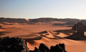 découvrez l'algérie, un pays riche en histoire, culture et paysages variés, allant des montagnes majestueuses du hoggar aux vastes étendues du sahara. explorez ses traditions uniques, sa gastronomie savoureuse et ses sites archéologiques fascinants.