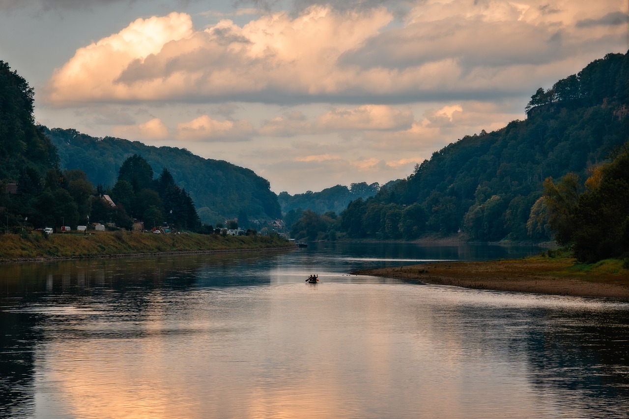 découvrez l'aventure du canoë : pagayez sur des rivières cristallines, explorez des paysages magnifiques et vivez des moments inoubliables en pleine nature. que vous soyez débutant ou expert, le canoë est l'activité idéale pour les amoureux de l'eau et de l'aventure.