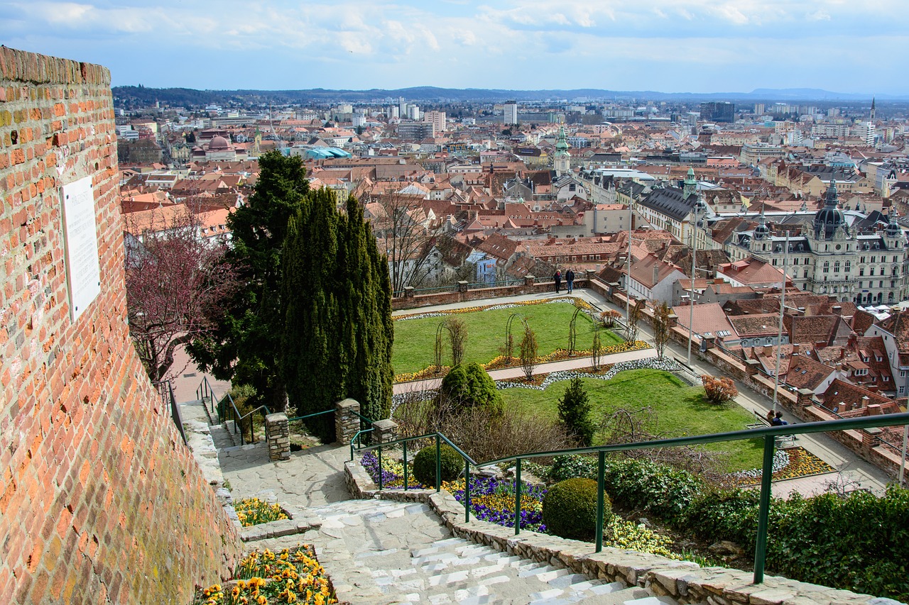 découvrez graz, une ville autrichienne alliant histoire et modernité. explorez ses charmants quartiers, ses musées fascinants et sa gastronomie locale dans une atmosphère vivante et accueillante.