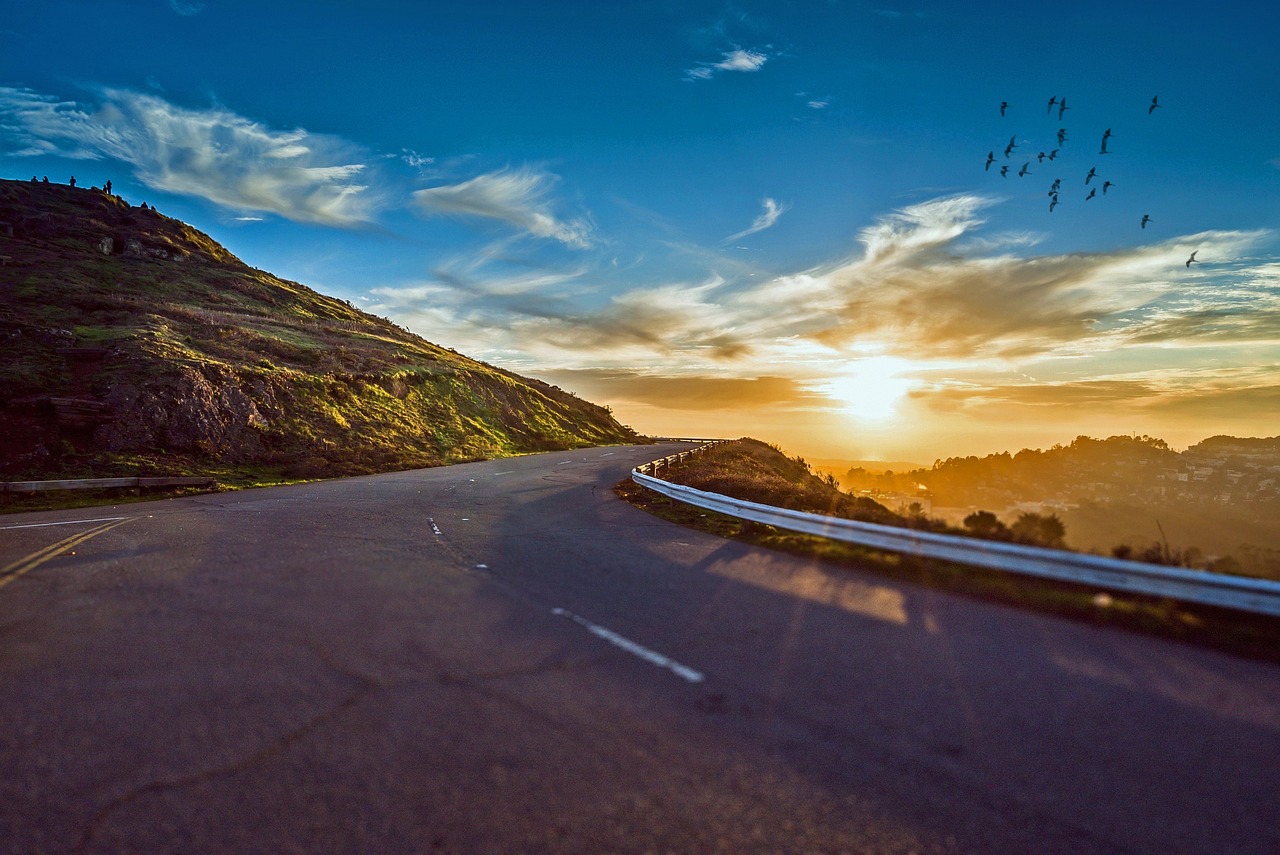 découvrez les paysages époustouflants et les aventures inoubliables d'un road trip. explorez des destinations pittoresques tout en profitant de la liberté de la route et créez des souvenirs mémorables en famille ou entre amis.