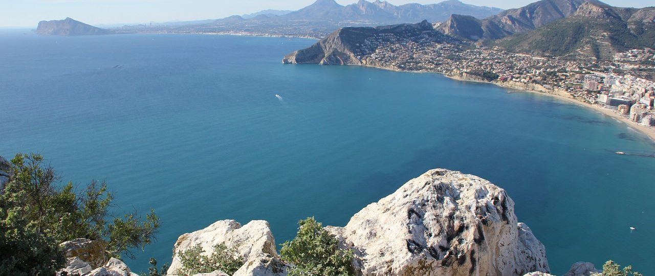 découvrez alicante, une perle de la costa blanca, célèbre pour ses plages dorées, son ambiance festive et son riche patrimoine culturel. explorez ses monuments historiques, savourez une délicieuse cuisine méditerranéenne et profitez de ses activités en plein air. alicante, une destination idéale pour les amateurs de soleil et de découvertes.