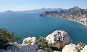 découvrez alicante, une perle de la costa blanca, célèbre pour ses plages dorées, son ambiance festive et son riche patrimoine culturel. explorez ses monuments historiques, savourez une délicieuse cuisine méditerranéenne et profitez de ses activités en plein air. alicante, une destination idéale pour les amateurs de soleil et de découvertes.