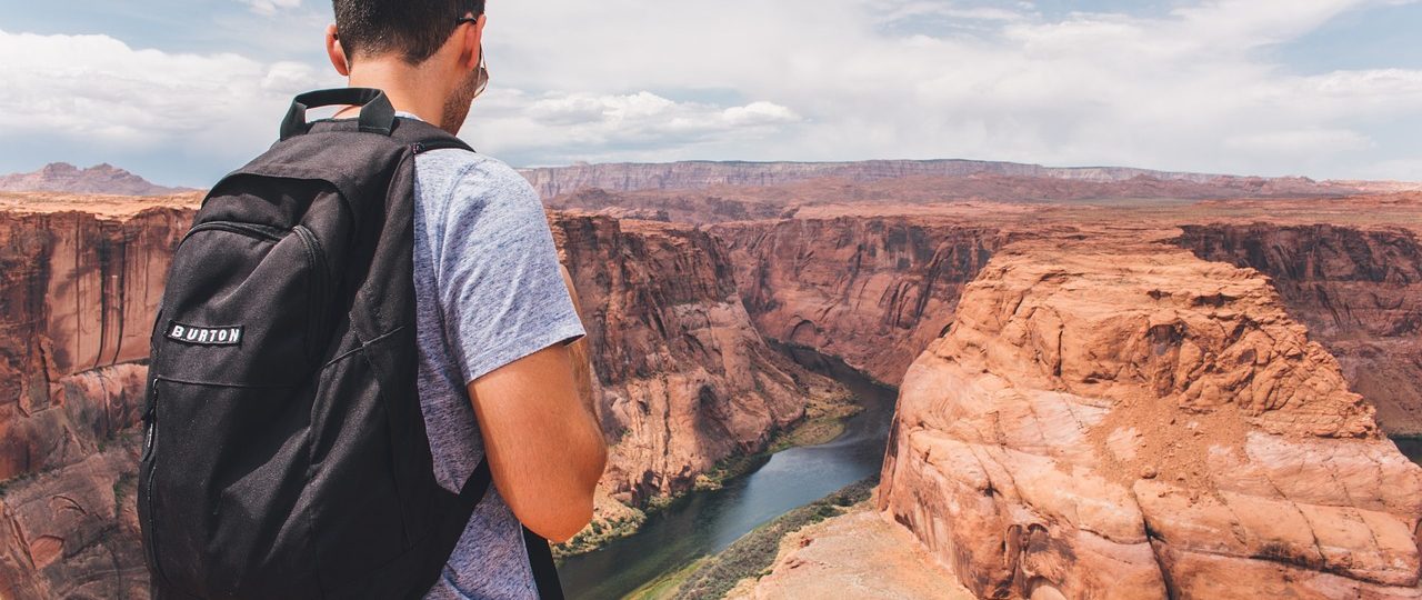 découvrez l'art du backpacking : des conseils pratiques pour voyager léger, explorer des paysages magnifiques et vivre des aventures inoubliables à travers le monde.