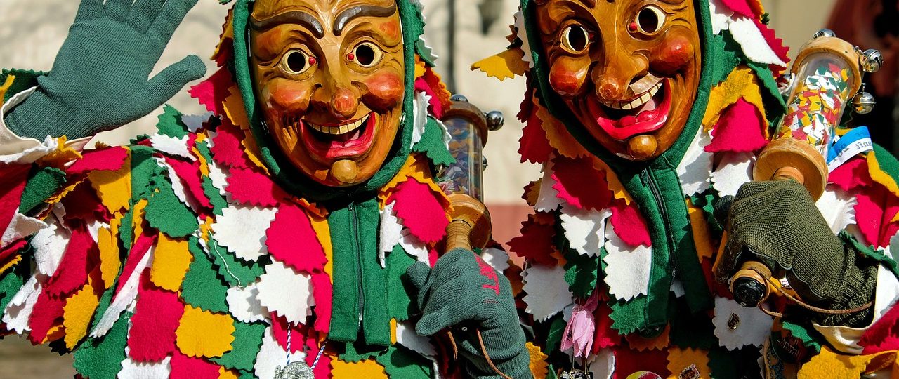 découvrez le carnaval de nice, une célébration haute en couleurs et en joie au cœur de la côte d'azur. profitez des défilés spectaculaires, des chars magnifiquement décorés et d'une ambiance festive unique lors de cet événement incontournable!