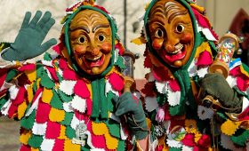 découvrez le carnaval de nice, une célébration haute en couleurs et en joie au cœur de la côte d'azur. profitez des défilés spectaculaires, des chars magnifiquement décorés et d'une ambiance festive unique lors de cet événement incontournable!