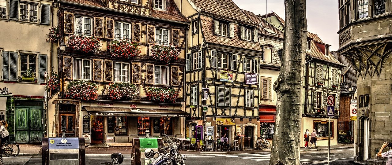 découvrez colmar, une charmante ville alsacienne réputée pour ses canaux pittoresques, ses maisons à colombages colorées et sa riche histoire culturelle. explorez ses marchés de noël enchanteurs, ses musées fascinants et ses délicieuses spécialités culinaires. une destination idéale pour les amoureux de la nature et de l'architecture.