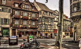 découvrez colmar, une charmante ville alsacienne réputée pour ses canaux pittoresques, ses maisons à colombages colorées et sa riche histoire culturelle. explorez ses marchés de noël enchanteurs, ses musées fascinants et ses délicieuses spécialités culinaires. une destination idéale pour les amoureux de la nature et de l'architecture.