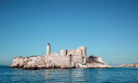 découvrez marseille, la vibrante cité phocéenne au charme méditerranéen. explorez ses quartiers historiques, ses plages ensoleillées et sa délicieuse gastronomie, tout en profitant d'une ambiance accueillante et cosmopolite.