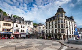 découvrez les ardennes, une région naturelle riche en paysages verdoyants, forêts épaisses et charmants villages. parfaite pour les randonnées, le vélo et l'exploration, les ardennes vous promettent une aventure inoubliable au coeur de la nature.