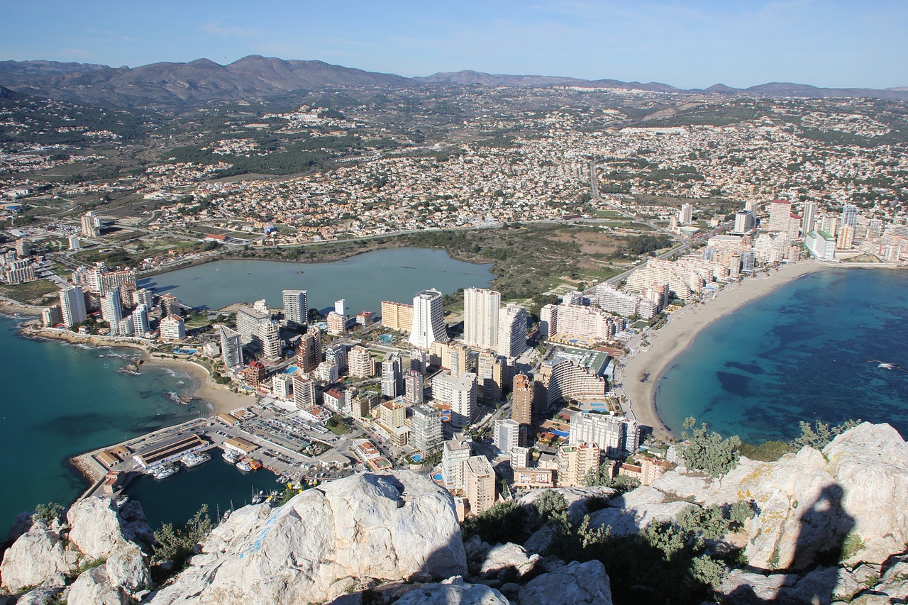 découvrez alicante, une perle de la costa blanca, célèbre pour ses plages dorées, son climat ensoleillé et son riche patrimoine culturel. explorez ses quartiers animés, savourez une cuisine méditerranéenne délicieuse et laissez-vous charmer par ses paysages pittoresques. un séjour inoubliable vous attend à alicante.