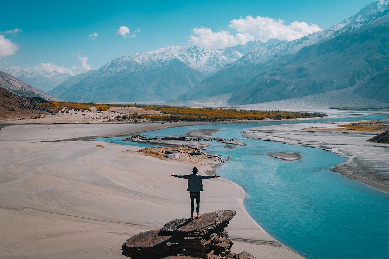 découvrez comment allier voyage et socialisation pour enrichir vos expériences. explorez des destinations uniques tout en rencontrant des gens passionnants, partagez des aventures inoubliables et créez des connexions durables à travers le monde.