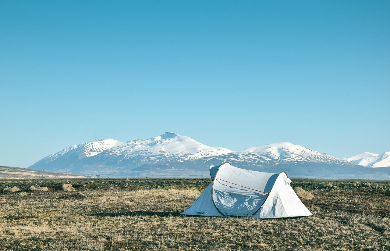 découvrez des lieux de camping atypiques qui sortent des sentiers battus. explorez des sites insolites et immersifs pour une expérience de plein air inoubliable, entre nature sauvage et hébergements uniques.
