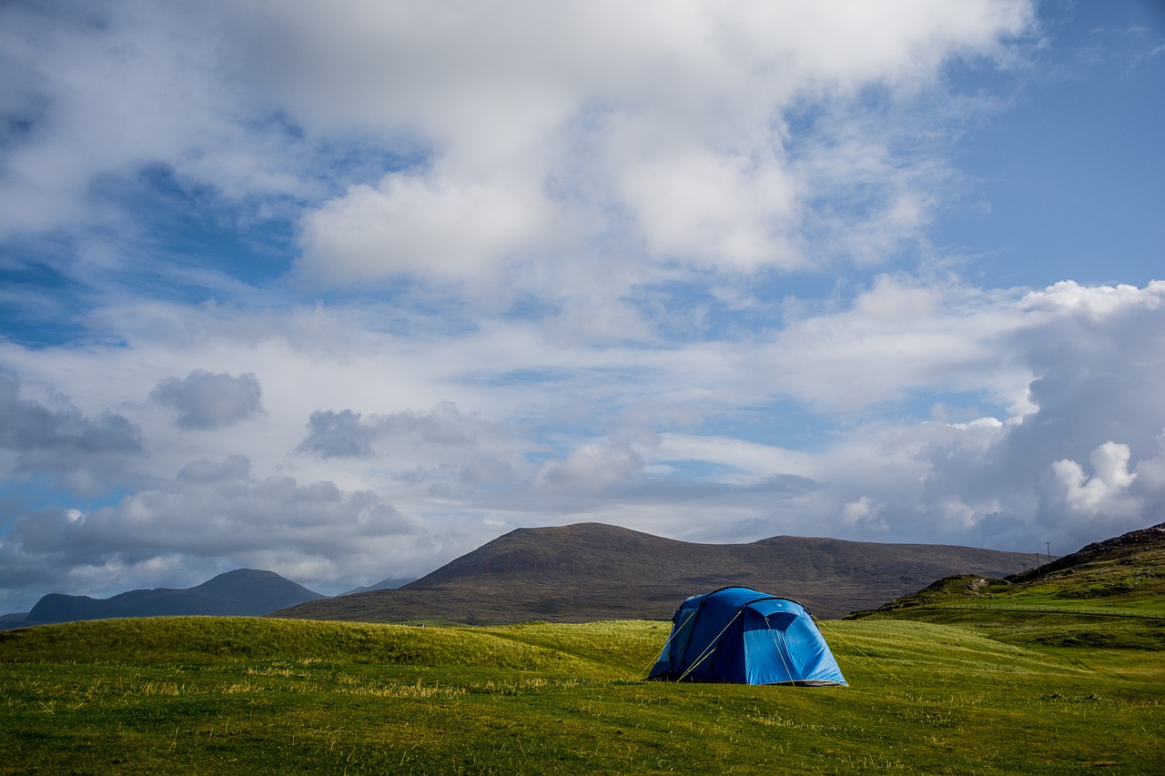 découvrez des spots de camping insolites qui vous permettront de vivre une expérience unique en pleine nature. éloignez-vous des campings traditionnels et plongez dans des lieux surprenants, offrant une aventure mémorable au cœur de paysages extraordinaires.