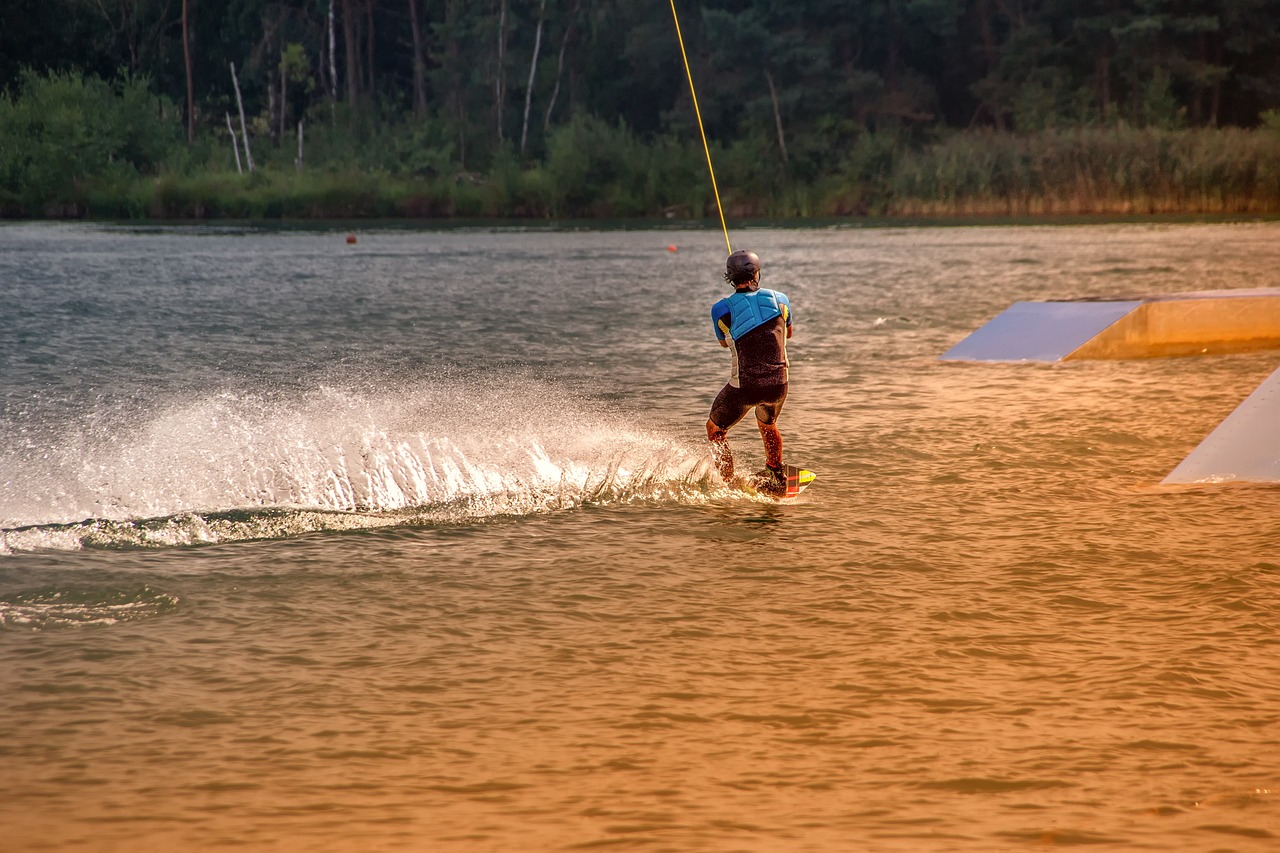 découvrez l'univers des sports nautiques : sensations fortes, activités estivales, et aventures aquatiques variées. que vous soyez amateur de plongée, de voile, ou de surf, plongez dans notre guide complet pour profiter au maximum de votre passion pour l'eau.