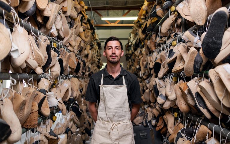 découvrez l'artisanat local, où chaque création raconte une histoire unique. de la poterie à la sculpture, explorez des produits faits main qui reflètent le savoir-faire et la passion de nos artisans.