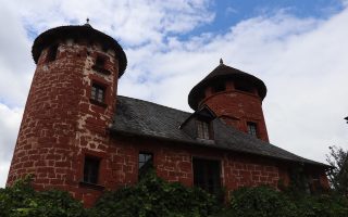 découvrez la corrèze, un département français au cœur du limousin, célèbre pour ses paysages magnifiques, ses villages médiévaux et son riche patrimoine culturel. explorez la nature préservée, les rivières paisibles et les traditions locales qui font de ce territoire une destination incontournable pour les amoureux de la nature et de l'histoire.