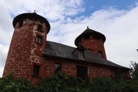 découvrez la corrèze, un département français au cœur du limousin, célèbre pour ses paysages magnifiques, ses villages médiévaux et son riche patrimoine culturel. explorez la nature préservée, les rivières paisibles et les traditions locales qui font de ce territoire une destination incontournable pour les amoureux de la nature et de l'histoire.