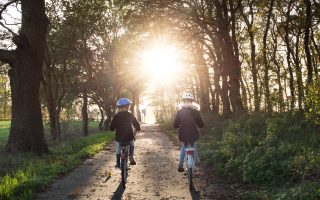 découvrez le monde fascinant du tourisme à vélo ! explorez des paysages pittoresques, vivez des aventures inoubliables et profitez d'un mode de transport éco-responsable. parfait pour les passionnés de nature et de liberté, le bike tourism vous invite à pédaler vers de nouvelles découvertes.