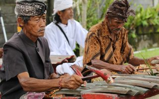 découvrez l'importance et la richesse des traditions à travers le monde. plongez dans les coutumes, les rites et les pratiques qui façonnent notre héritage culturel et renforcent les liens entre les générations.