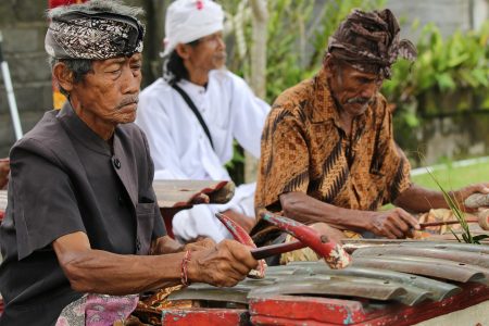 découvrez l'importance et la richesse des traditions à travers le monde. plongez dans les coutumes, les rites et les pratiques qui façonnent notre héritage culturel et renforcent les liens entre les générations.
