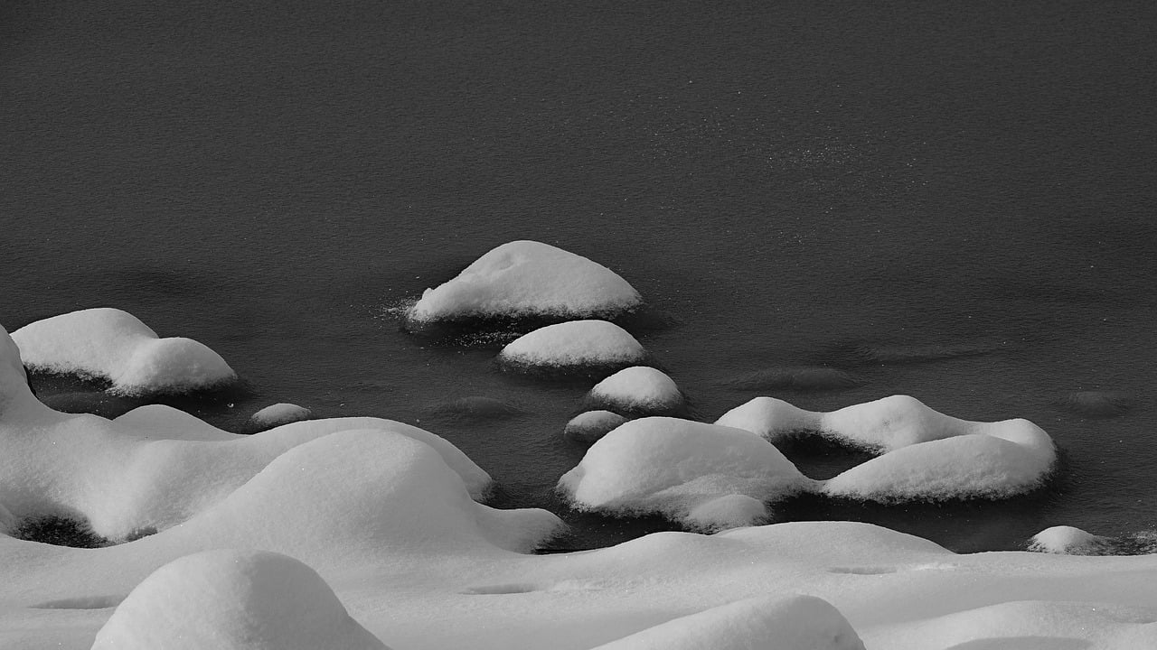 découvrez nos hébergements au bord de l'eau, offrant confort et tranquillité avec des vues imprenables sur le lac. parfait pour une escapade relaxante ou des aventures en plein air.
