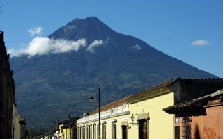 découvrez le guatemala, un pays d'amérique centrale riche en culture, paysages époustouflants et histoire fascinante. explorez ses volcans majestueux, ses ruines mayas et ses vibrantes traditions locales.