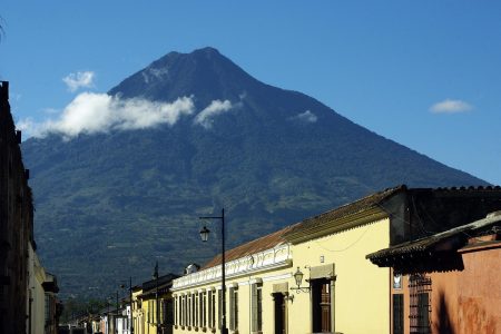 découvrez le guatemala, un pays d'amérique centrale riche en culture, paysages époustouflants et histoire fascinante. explorez ses volcans majestueux, ses ruines mayas et ses vibrantes traditions locales.
