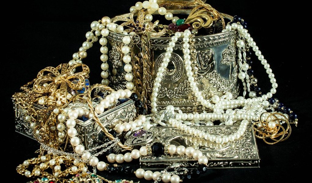 découvrez un monde fascinant rempli de trésors uniques et précieux. plongez dans l'aventure à la recherche de bijoux, artefacts et merveilles cachées qui racontent des histoires anciennes. explorez nos collections et laissez-vous émerveiller par la beauté et la rareté de ces trésors.
