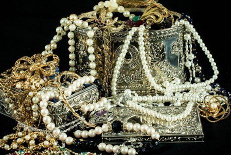 découvrez un monde fascinant rempli de trésors uniques et précieux. plongez dans l'aventure à la recherche de bijoux, artefacts et merveilles cachées qui racontent des histoires anciennes. explorez nos collections et laissez-vous émerveiller par la beauté et la rareté de ces trésors.