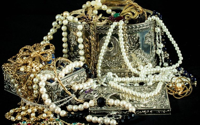 découvrez un monde fascinant rempli de trésors uniques et précieux. plongez dans l'aventure à la recherche de bijoux, artefacts et merveilles cachées qui racontent des histoires anciennes. explorez nos collections et laissez-vous émerveiller par la beauté et la rareté de ces trésors.