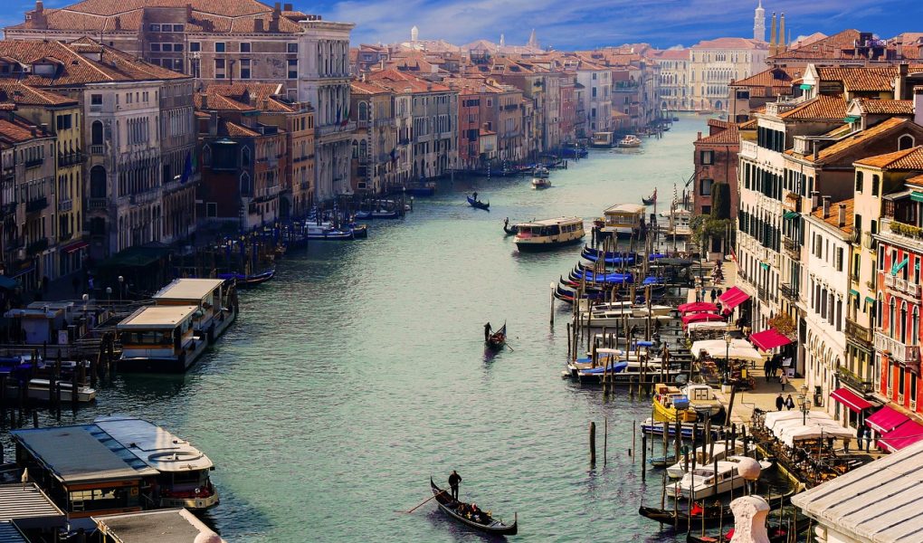 découvrez la magie de venise, la ville des canaux, avec ses gondoles romantiques, ses magnifiques palais et ses ruelles pittoresques. plongez dans l'histoire, la culture et la gastronomie de cette destination unique, et laissez-vous séduire par l'élégance intemporelle de la sérénissime.