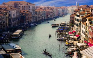 découvrez la magie de venise, la ville des canaux, avec ses gondoles romantiques, ses magnifiques palais et ses ruelles pittoresques. plongez dans l'histoire, la culture et la gastronomie de cette destination unique, et laissez-vous séduire par l'élégance intemporelle de la sérénissime.