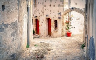 découvrez la beauté envoûtante de la crète, une île grecque riche en histoire, plages paradisiaques et montagnes majestueuses. explorez ses villages pittoresques, savourez la cuisine méditerranéenne authentique et plongez dans la culture locale. la crète vous attend pour une expérience inoubliable.