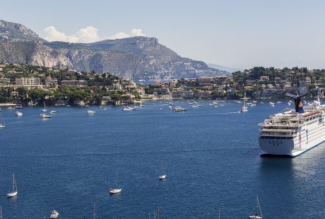 découvrez la côte d'azur, un bijou de la méditerranée où le soleil brille toute l'année, offrant des paysages à couper le souffle, des plages dorées et des villages pittoresques. explorez ses destinations emblématiques comme nice, cannes et saint-tropez, et plongez dans une ambiance glamour et festive.