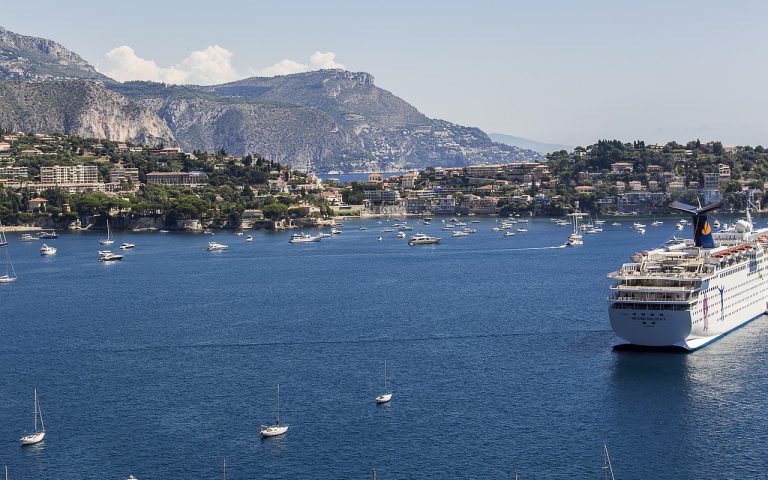 découvrez la côte d'azur, un bijou de la méditerranée où le soleil brille toute l'année, offrant des paysages à couper le souffle, des plages dorées et des villages pittoresques. explorez ses destinations emblématiques comme nice, cannes et saint-tropez, et plongez dans une ambiance glamour et festive.
