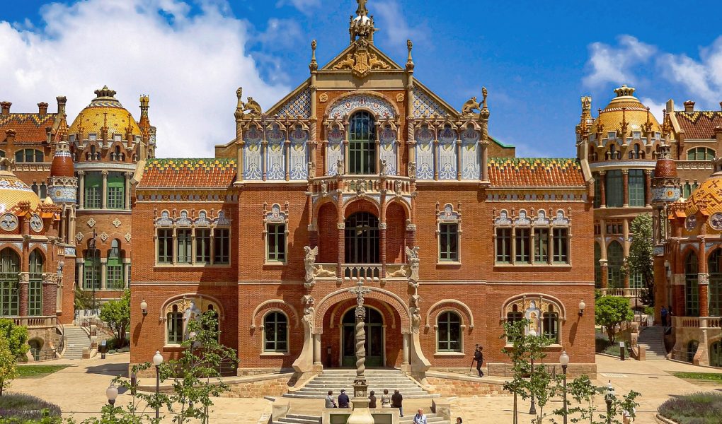 découvrez la magie de barcelone, une ville vibrante alliant culture, architecture spectaculaire et plages ensoleillées. explorez les chefs-d'œuvre de gaudí, savourez la délicieuse cuisine catalane et plongez dans l'ambiance animée de ses quartiers. barcellona vous attend!