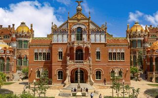 découvrez la magie de barcelone, une ville vibrante alliant culture, architecture spectaculaire et plages ensoleillées. explorez les chefs-d'œuvre de gaudí, savourez la délicieuse cuisine catalane et plongez dans l'ambiance animée de ses quartiers. barcellona vous attend!