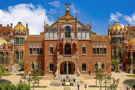 découvrez la magie de barcelone, une ville vibrante alliant culture, architecture spectaculaire et plages ensoleillées. explorez les chefs-d'œuvre de gaudí, savourez la délicieuse cuisine catalane et plongez dans l'ambiance animée de ses quartiers. barcellona vous attend!