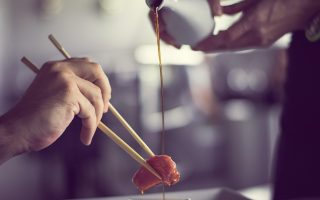 découvrez les délices de la cuisine japonaise, un voyage gustatif unique alliant fraîcheur, harmonie et tradition. explorez des plats emblématiques comme le sushi, le ramen et le tempura, tout en vous immergeant dans la culture culinaire du japon.