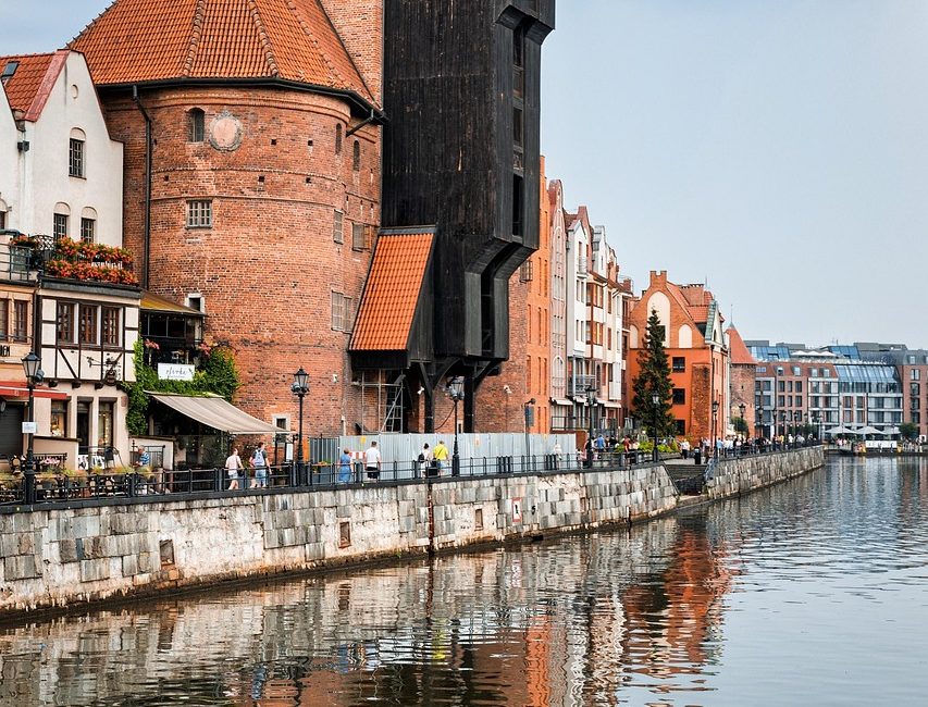 découvrez gdańsk, une ville portuaire historique en pologne, célèbre pour son architecture pittoresque, ses plages exquises et son riche patrimoine culturel. que vous souhaitiez explorer le charme de la vieille ville, savourer une cuisine locale délicieuse ou vous plonger dans l'histoire fascinante de la région, gdańsk a quelque chose d'unique à offrir à chaque visiteur.