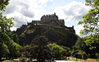 découvrez édimbourg, la capitale écossaise au riche patrimoine historique et culturel. explorez ses châteaux majestueux, ses ruelles pittoresques et ses festivals vibrants qui attirent des visiteurs du monde entier.
