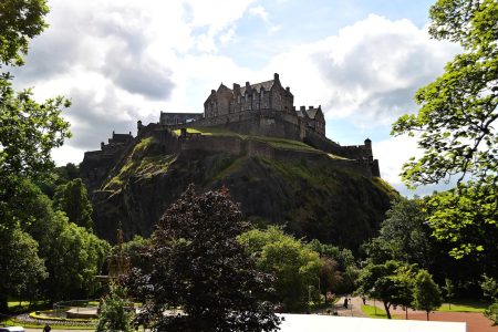 découvrez édimbourg, la capitale écossaise au riche patrimoine historique et culturel. explorez ses châteaux majestueux, ses ruelles pittoresques et ses festivals vibrants qui attirent des visiteurs du monde entier.