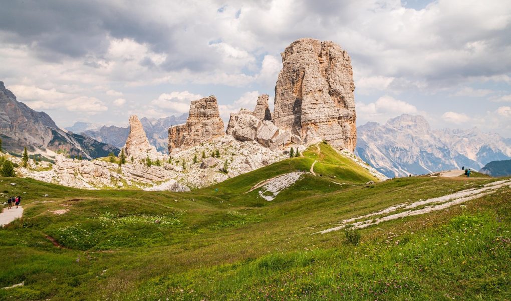 découvrez la beauté envoûtante des montagnes majestueuses, des sommets majestueux qui élèvent l'âme et offrent des paysages à couper le souffle. partez à l'aventure au cœur de la nature sauvage, explorez des panoramas époustouflants et laissez-vous inspirer par la grandeur des montagnes.