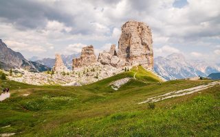 découvrez la beauté envoûtante des montagnes majestueuses, des sommets majestueux qui élèvent l'âme et offrent des paysages à couper le souffle. partez à l'aventure au cœur de la nature sauvage, explorez des panoramas époustouflants et laissez-vous inspirer par la grandeur des montagnes.