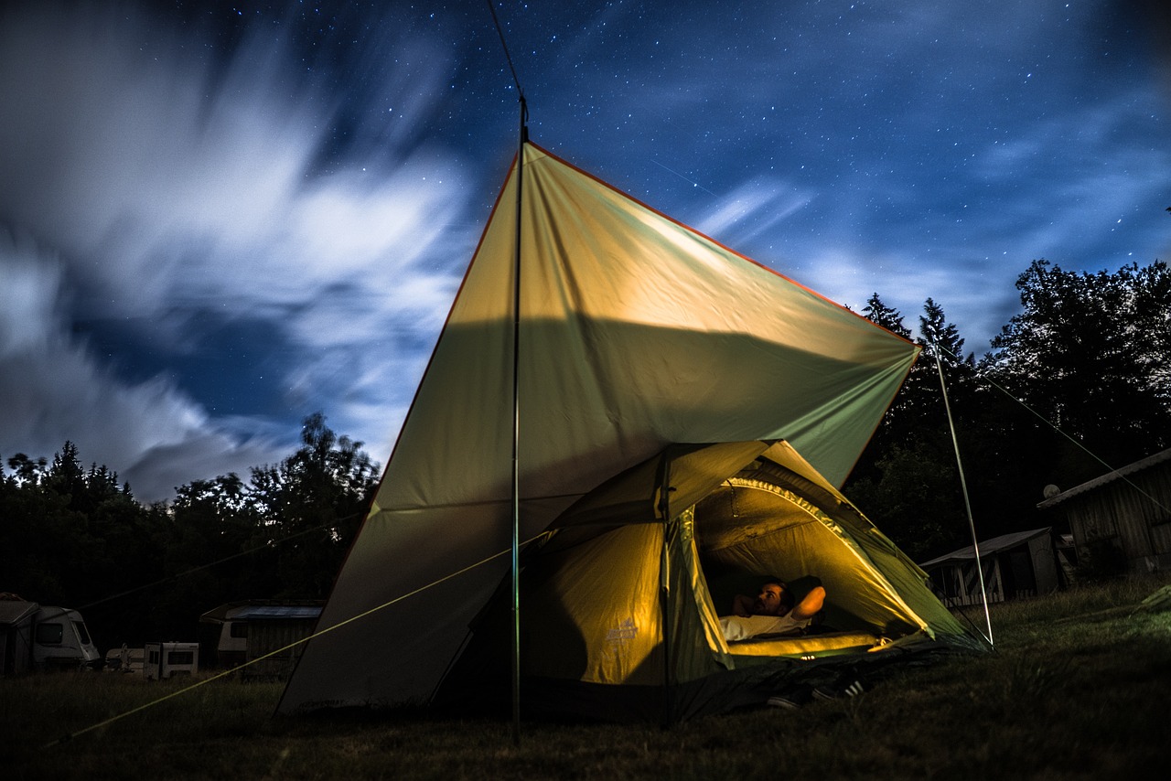 découvrez l'univers du camping : des astuces pour bien préparer votre séjour en pleine nature, des conseils sur les équipements indispensables et des idées d'emplacements idylliques pour passer des vacances inoubliables en famille ou entre amis.